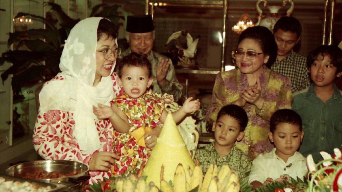 Danvy Rukmana saat masih balita digendong Tutut Soeharto.