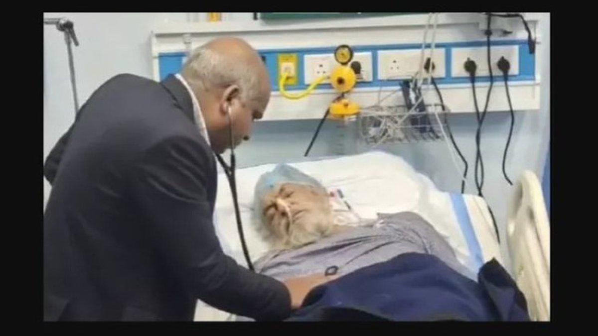 Darshan Singh Brar saat diperiksa dokter di rumah sakit.