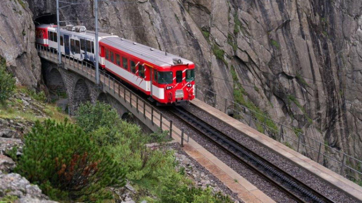 Dasar Gotthard (Gotthard Base Tunnel/GBT), terowongan kereta api terpanjang di dunia.