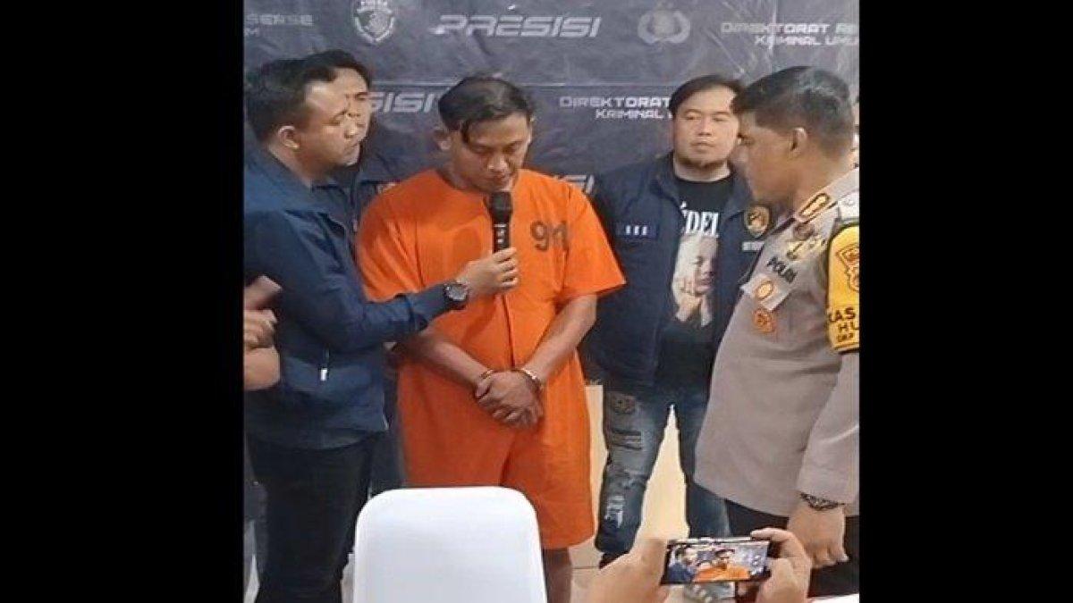 Datuk tersangka penganiayaan dokter koas di Palembang menyampaikan permintaan maaf saat dihadirkan dalam rilis tersangka di Polda Sumsel, Sabtu (14/12/2024)