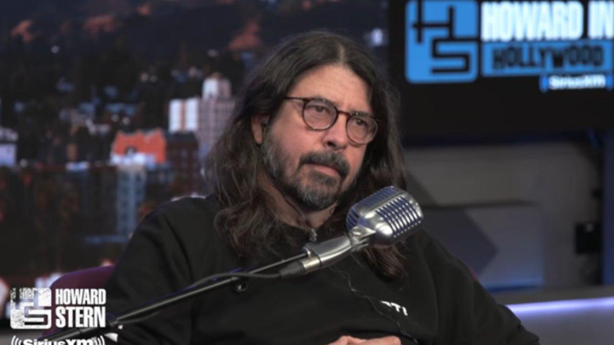 Dave Grohl, pentolan Foo Fighters membuka cerita soal kesulitan mendengar saat hadir di The Howard Stern Show pekan lalu.
