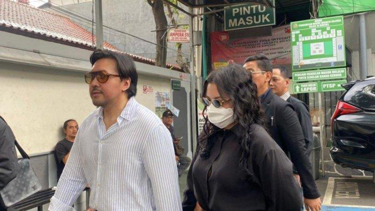 David Bayu dan Audrey Davis ketika ditemui di Pengadilan Negeri Jakarta Selatan, Senin (6/1/2025)