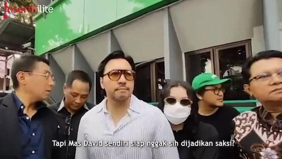 David Bayu yang setia mendampingi putrinya