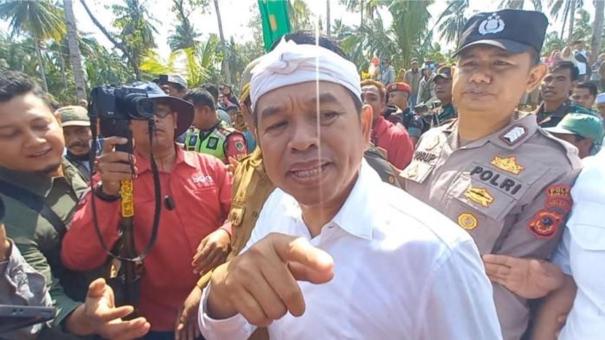 GUBERNUR JABAR - Dedi Mulyadi tidak menjawab pertanyaan media saat dikonfirmasi tanggapan demo sopir bus pariwisata, Dedi Mulyadi menyebut sudah memberikan pernyataan di tiktok, Selasa (22/7/2025).