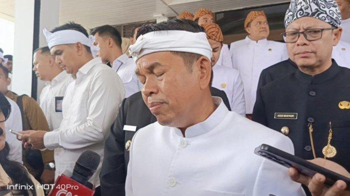 100 HARI KERJA - Dedi Mulyadi saat wawancara dengan awak media usai hadiri Sidang Paripurna Istimewa DPRD Subang dalam rangka HUT Kabupaten Subang.