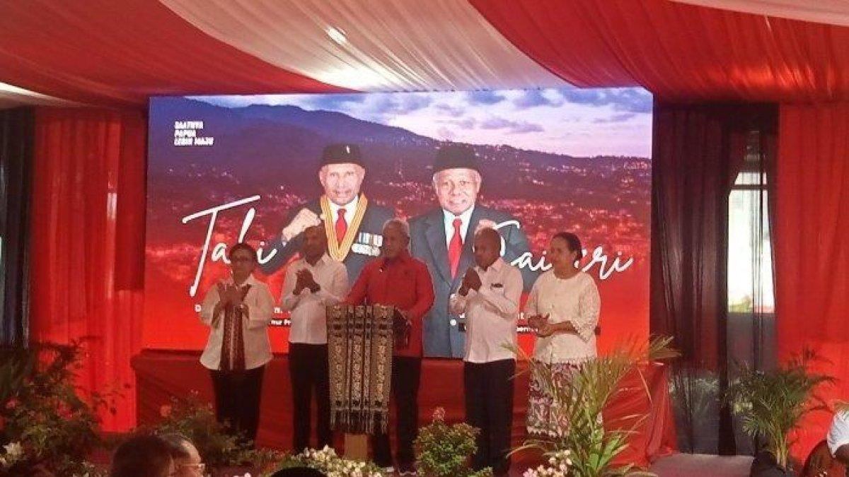DEKLARASI CAGUB PAPUA - Pengumuman sekaligus deklarasi pasangan Calon Gubernur dan Wakil Gubernur Papua, Benhur Tomi Mano (BTM) - Constant Karma (CK) yang dipimpin langsung Ketua Dewan Kehormatan DPP PDIP, Komarudin Watubun di kediaman BTM di Jalan Jeruk Nipis Kotaraja, Kota Jayapura, Provinsi Papua, Minggu (9/3/2025).