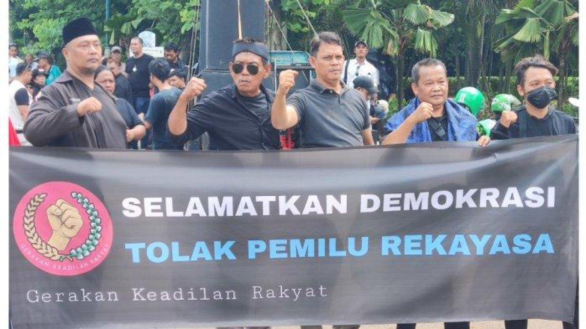 Demo relawan Ganjar-Mahfud di kantor Bawaslu