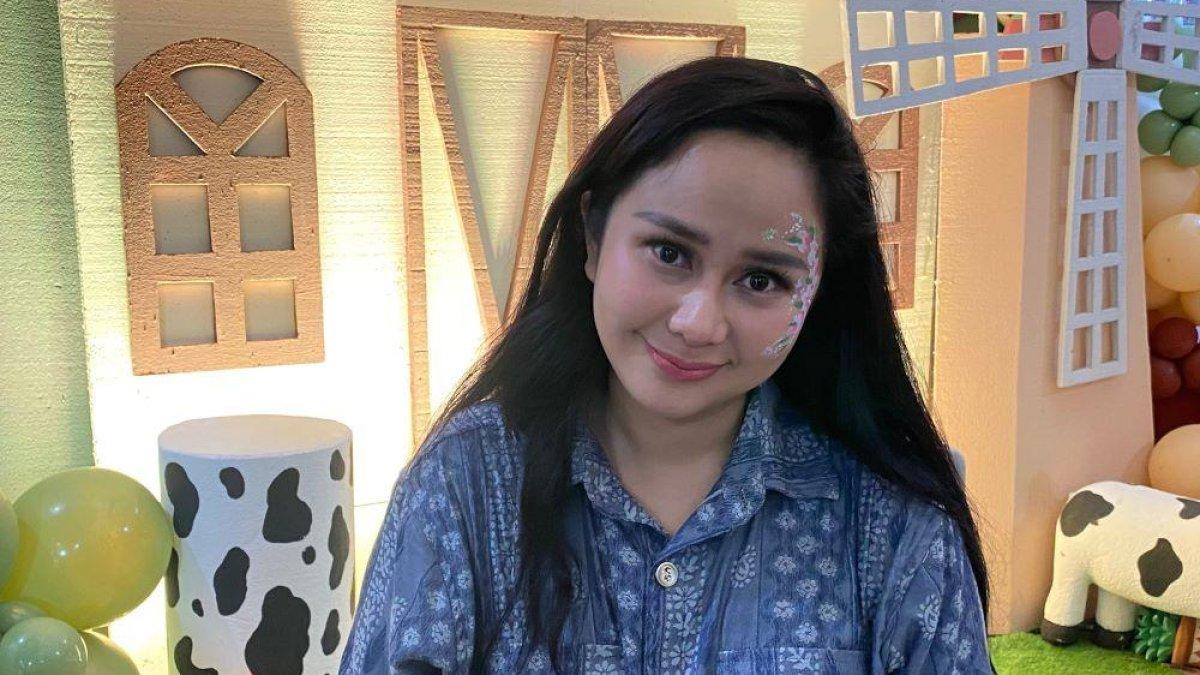 HAMIL DI LUAR NIKAH - Denise Chariesta ditemui dalam perayaan ulang tahun pertama putranya, Jaden Bowen pada Senin (11/11/2024). Denise Chariesta sempat alami kondisi hamil di luar nikah.