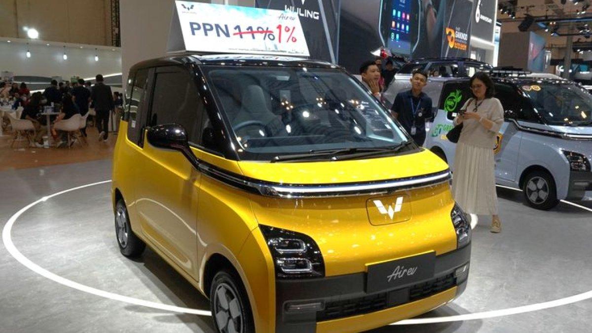 Deretan mobil listrik Wuling Air ev dipamerkan di GIIAS 2023.