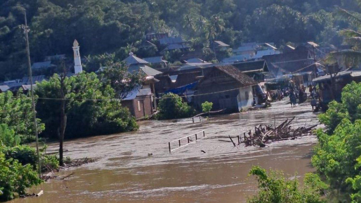 Desa Lebangkar Sumbawa diterjang banjir bandang dan tanah longsor