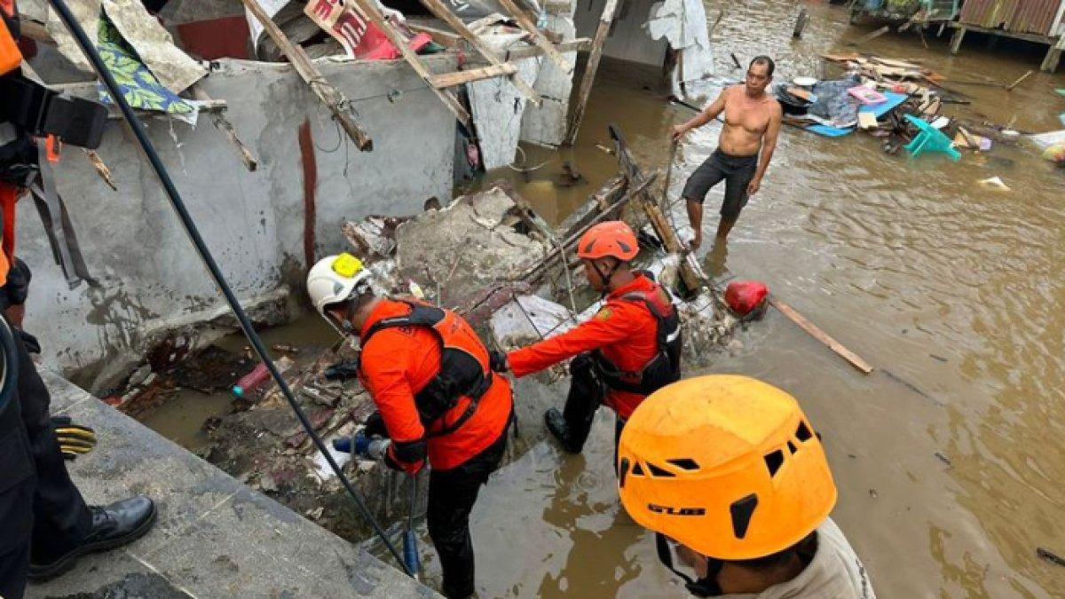 Detik-detik 2 rumah ambruk di tepi sungai di Pontianak