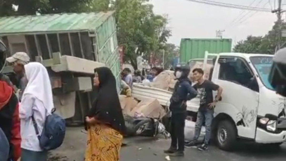 Detik-detik truk kontainer terbalik dan menabrak dua mobil dan motor di Jl Galangan Kapal, Makassar, Sulsel, Selasa (31/10/2023) sore.