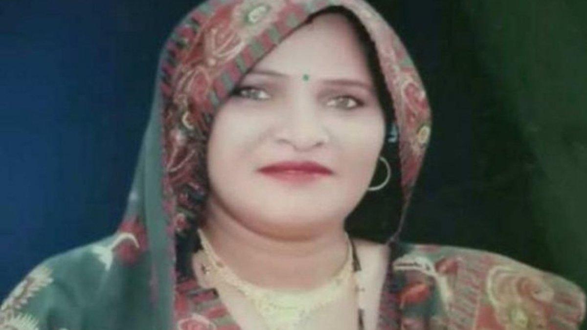 Devendri, seorang wanita berusia 35 tahun di wilayah Bulandshahr, Uttar Pradesh, India digigit ular.