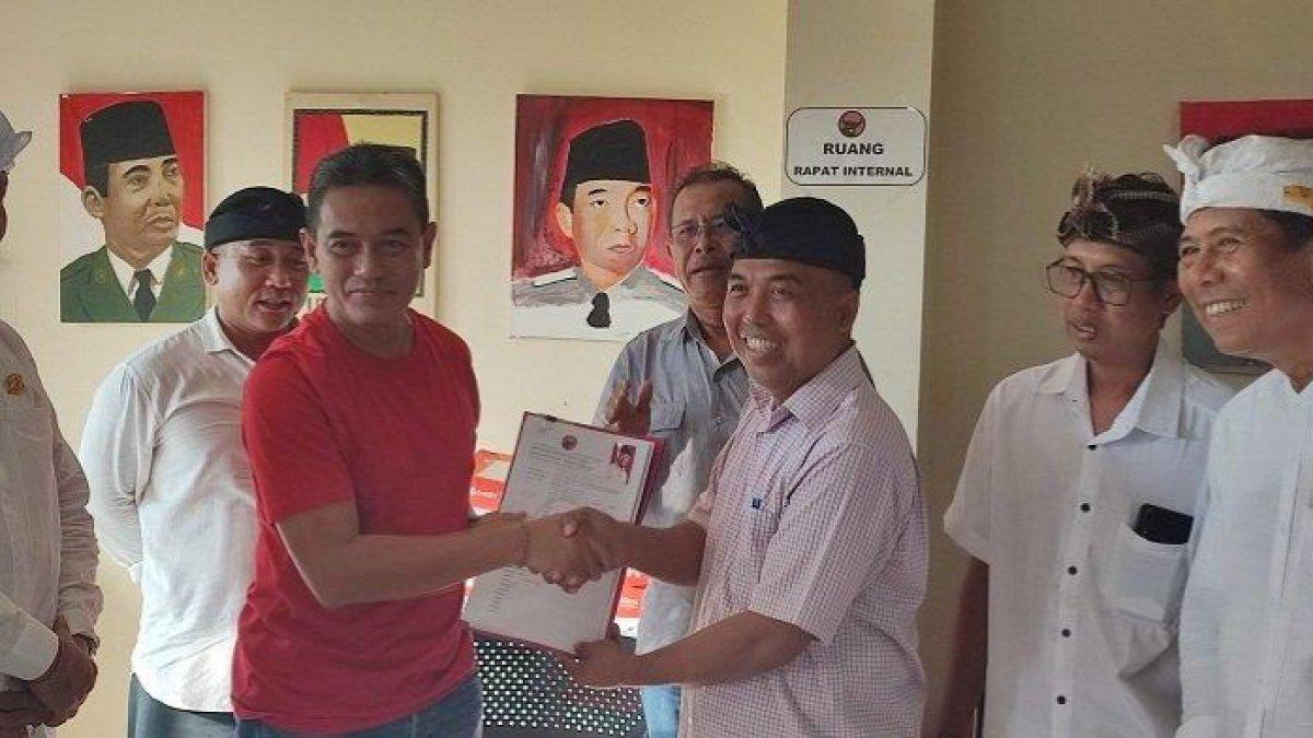 Dewa Nyoman Sukrawan (kanan) saat mendaftarkan diri sebagai bakal calon bupati Buleleng melalui PDIP