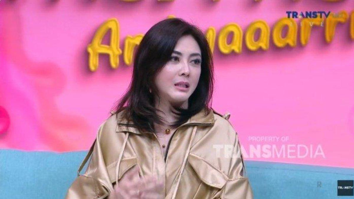 Dhena Devanka telah melakukan operasi plastik pad