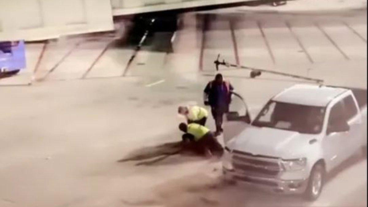 Dia kemudian naik ke sayap dan berlari melintasi landasan.
