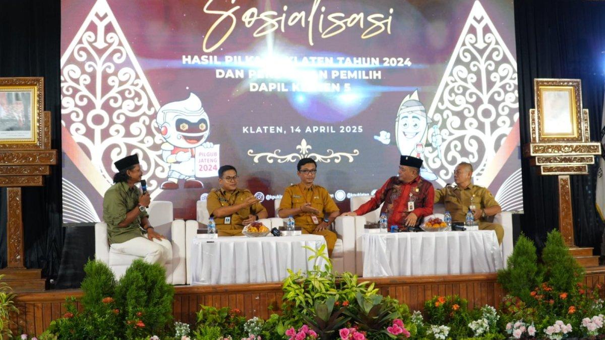 SOSIALISASI HASIL PILKADA - Dialog pendidikan pemilih yang digelar KPU Klaten dengan menghadirkan 4 narasumber, di daerah pemilihan (Dapil) 5 di Aula Kedungan Waterpark, Desa Kedungan, Kecamatan Pedan, Klaten, pada Senin (14/4/2025).