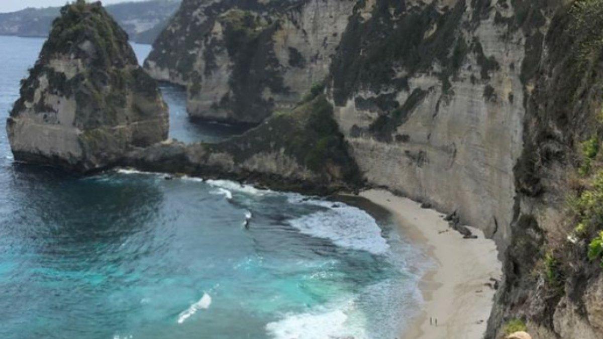 Diamond Beach tempat yang cocok untuk menghibur diri bagi yang hobi traveling.