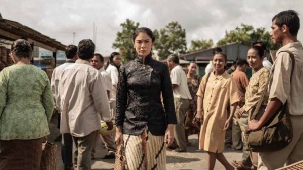 Dian Sastrowardoyo dalam serial Gadis Kretek