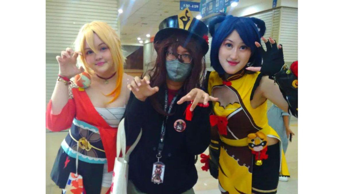 Dianda saat cosplay bersama teman