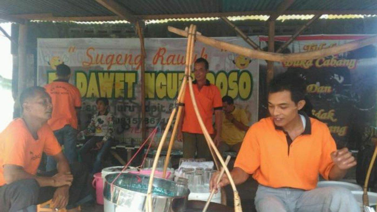 DAWET DI KLATEN: Diantara banyaknya penjual dawet ada salah satu penjual dawet yang selalu ramai diserbu pengunjung, bahkan banyaknya pengendara yang berhenti di sana kadang sampai membuat jalanan di sana tersendat