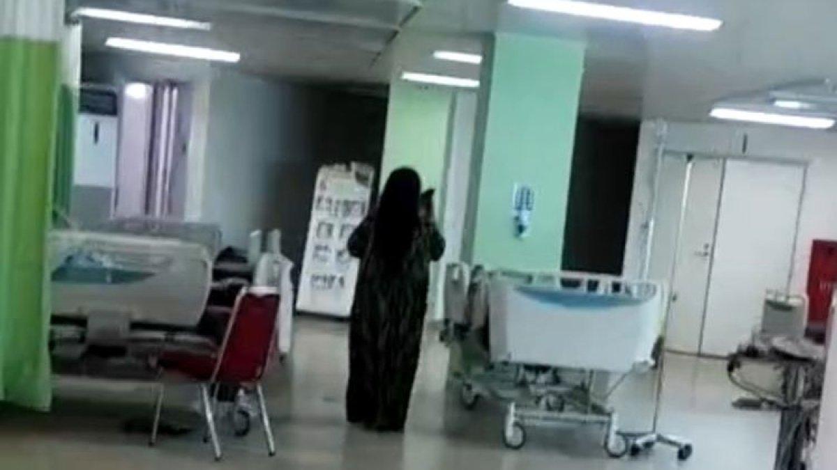Rekaman video perempuan paruh baya yang diduga caleg depresi, akibat kalah Pemilu 2024, saat bernyanyi di IDG RS Labuang Baji Makassar, Sulsel.