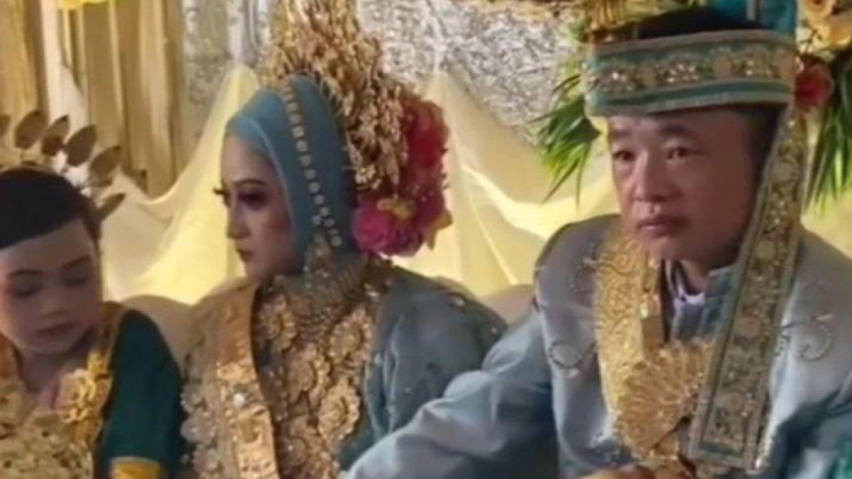 Diduga dijodohkan, mempelai wanita ini terus cemberut di hari pernikahannya, cuek bebek meski pasangannya berusaha mesra