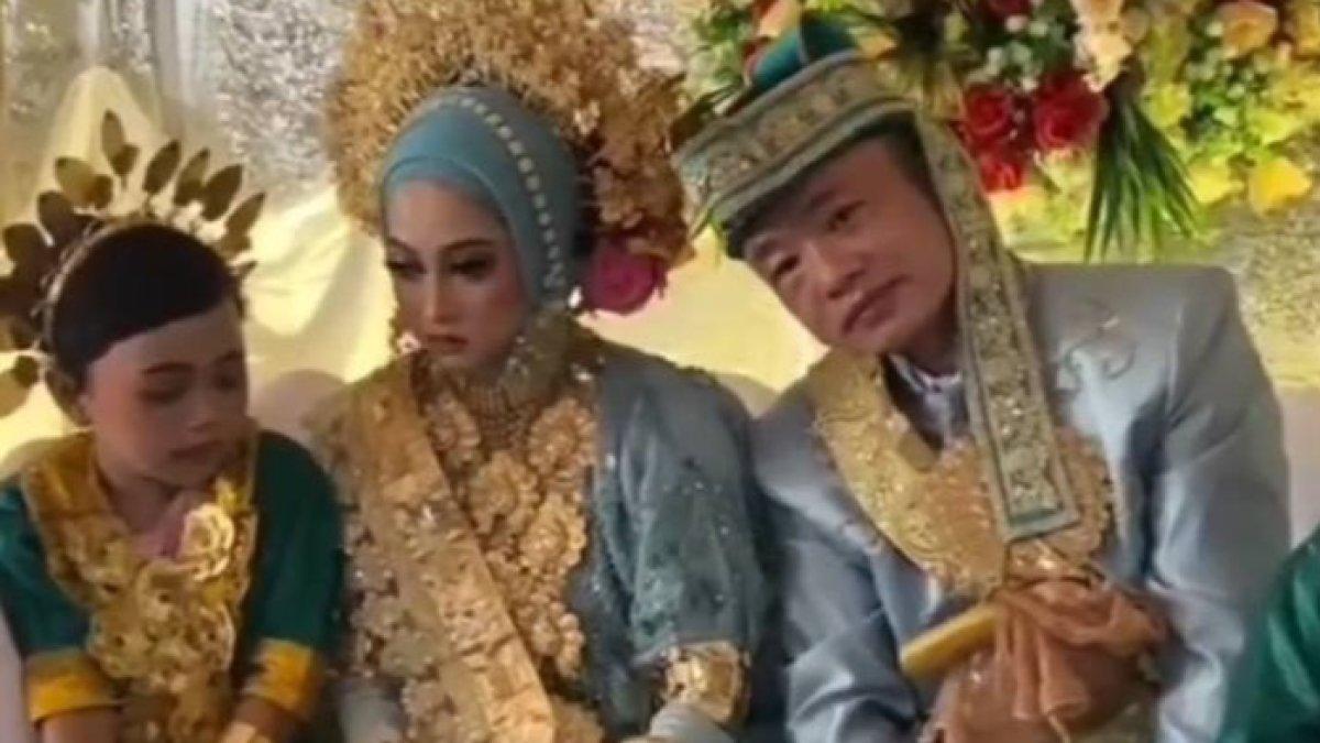 Diduga dijodohkan, mempelai wanita ini terus cemberut di hari pernikahannya, cuek bebek meski pasangannya berusaha mesra