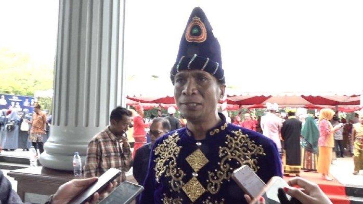 100 HARI KERJA - Kepala Dinas Pendidikan dan Kebudayan (Dikbud) Sulawesi Tenggara (Sultra), Yusmin saat diwawancara awak media usai upacara peringatan hari pendidikan di Kantor Gubernur Sultra, Kota Kendari, Jumat (2/5/2025). Ia mengatakan telah menganggarkan dana perbaikan sekolah di tahun 2025.