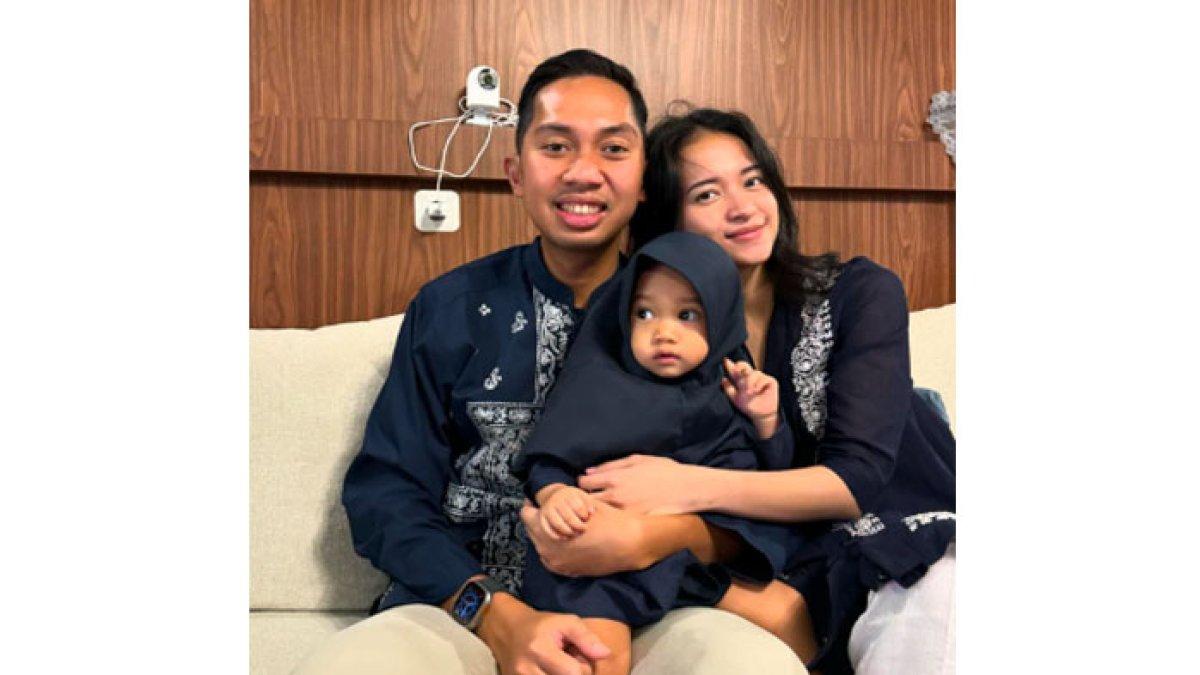 Dilla bersama suami dan anaknya