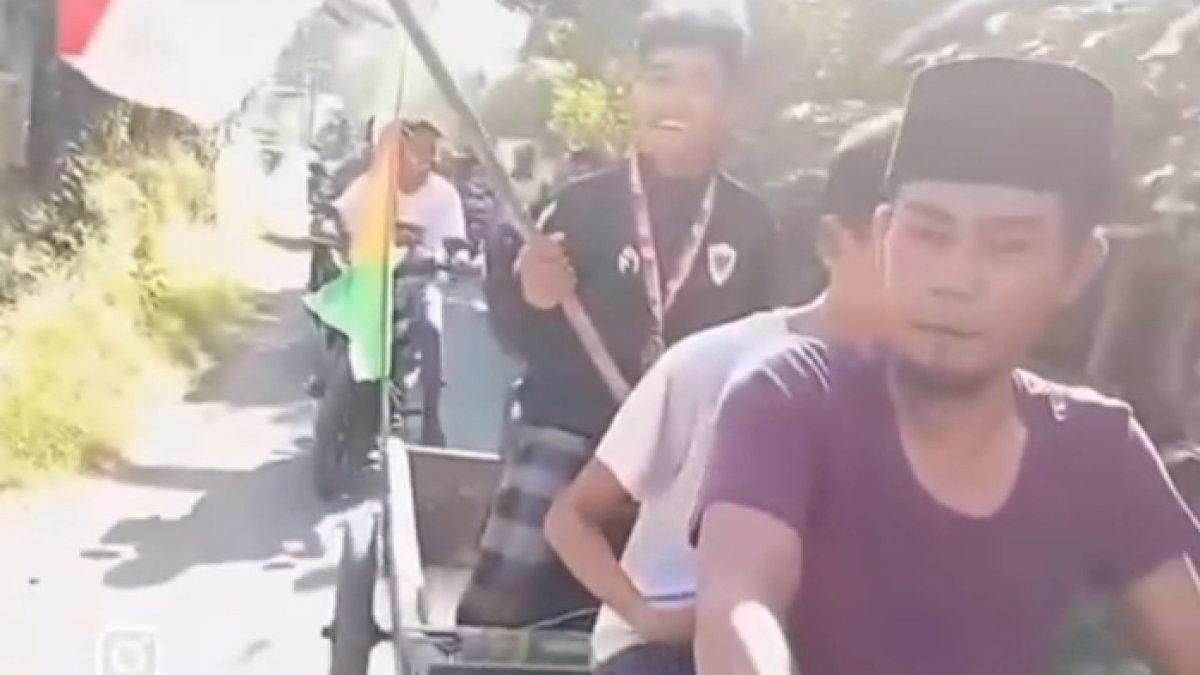 SOSOK ATLET BERPRESTASI - Potongan video Dimas diarak pakai gerobak keliling kampung. Hal itu terjadi setelah ia mendapatkan medali emas dari kejuaraan muaythai.