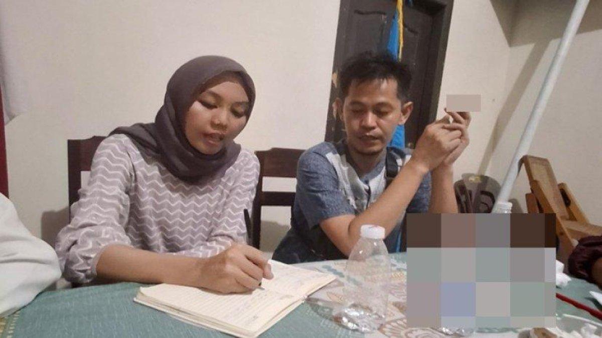 TERSERET KASUS KORUPSI - Dinda mahasiswi di Baturaja bersama Maulana saat jumpa pers klarifikasi tentang pencairan dana sebesar Rp 1,2 M, Kamis (19/6/2025) malam. Dinda terseret ke dalam kasus korupsi PUPR OKU.
