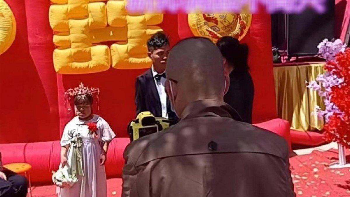 Dipaksa menikah dengan gadis pengidap dwarfisme, pria ini seolah jijik dengan calon istrinya di hari pernikahan