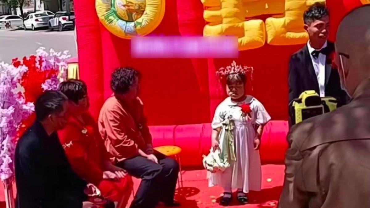 Dipaksa menikah dengan gadis pengidap dwarfisme, pria ini seolah jijik dengan calon istrinya di hari pernikahan