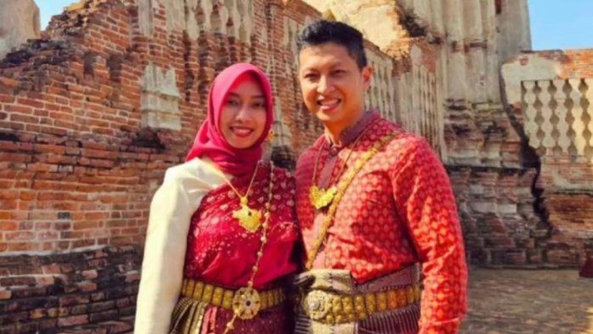 KEMATIAN DIPLOMAT MUDA - Diplomat muda Kementerian Luar Negeri (Kemlu) RI Arya Daru Pangayunan dan istri, Meta Ayu Puspitantri. Polisi terus menyelidiki kematian tragis Arya Daru Pangayunan, dengan menelusuri lingkar pertemanannya guna mengungkap motif di balik jasadnya yang ditemukan tewas dengan kepala terlilit lakban di indekos kawasan Menteng.