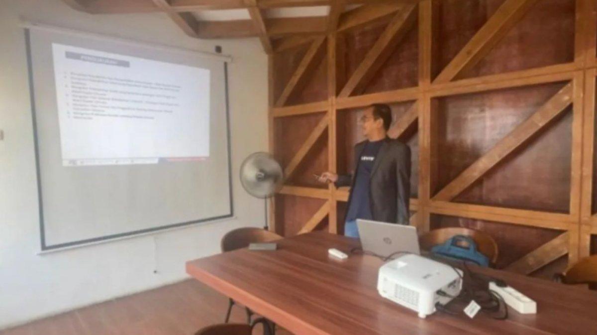 Direktur ARCI Baihaki Sirajt saat merilis hasil survei Pilkada di Sidoarjo, Jumat (7/6/2024)