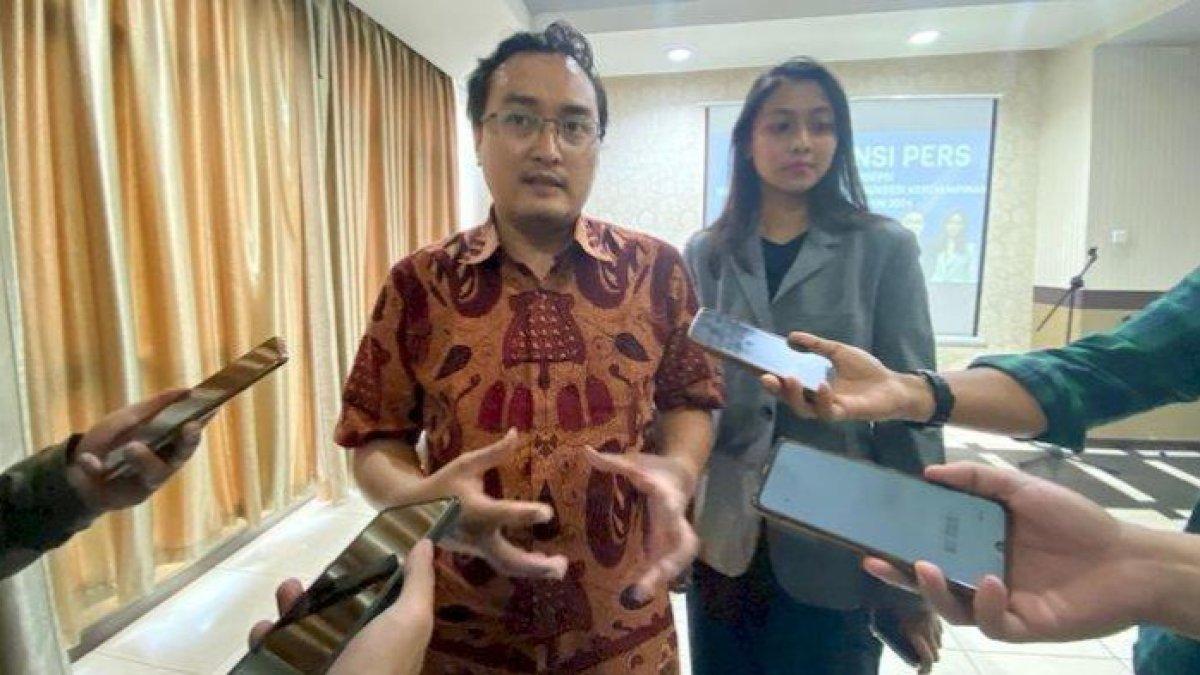 Direktur Indonesia Strategic Institute (Instrat), Adi Nugroho saat memberikan keterangan terkait hasil survei Pilwalkot Cimahi.