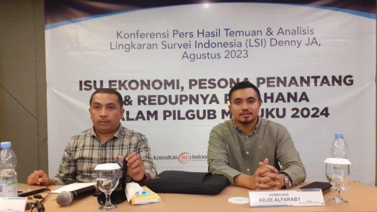 Direktur KCI-LSI Denny JA, Aji Alfaraby saat konfrensi pers di Hotel Santika, Jumat (25/8/2023).