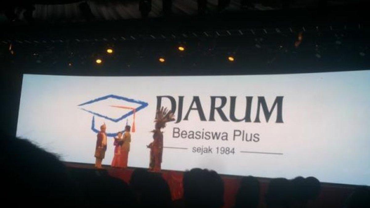 Direktur Program Bakti Pendidikan Djarum Foundation Primadi H. Serad secara resmi menerima 525 penerima peserta Djarum Beasiswa Plus tahun 2016/2017 seusai pergelaran Gema Bumi Palapa yang melibatkan ratusan penerima itu, Selasa (15/11/2016) malam.