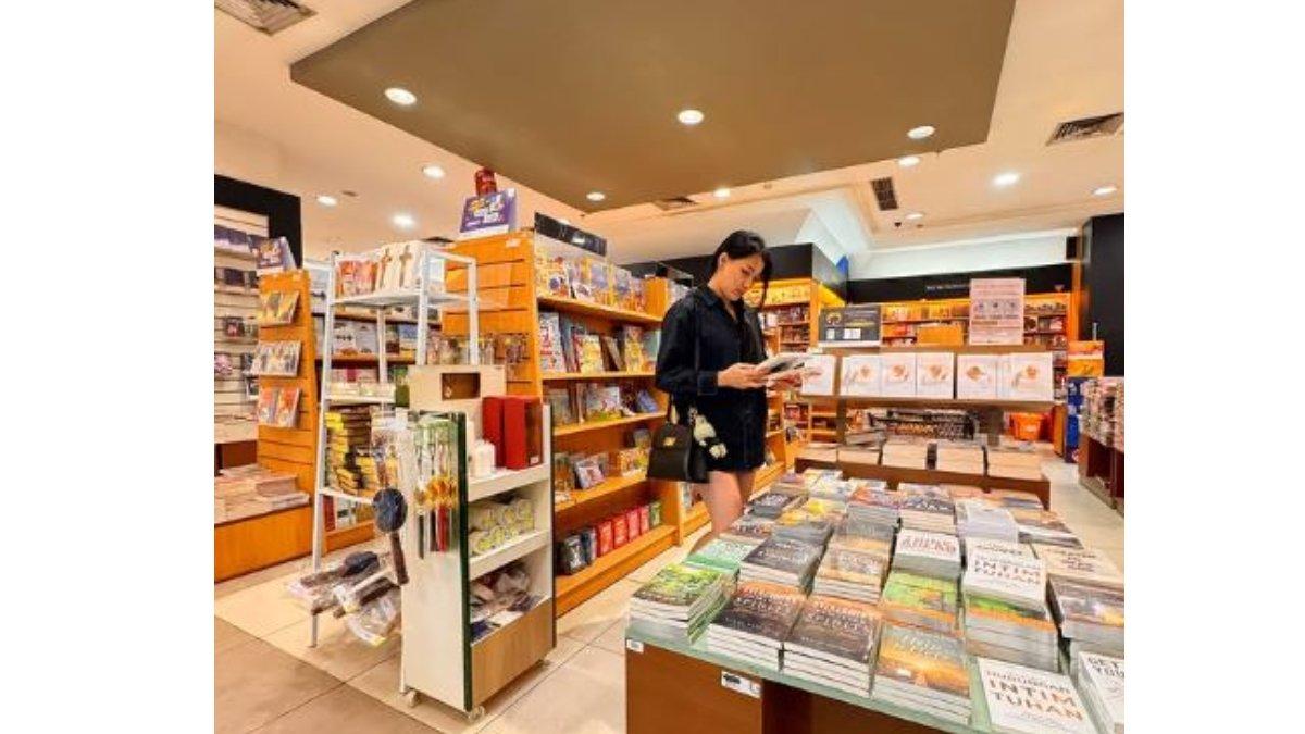 Dj Leony Ang ke toko buku