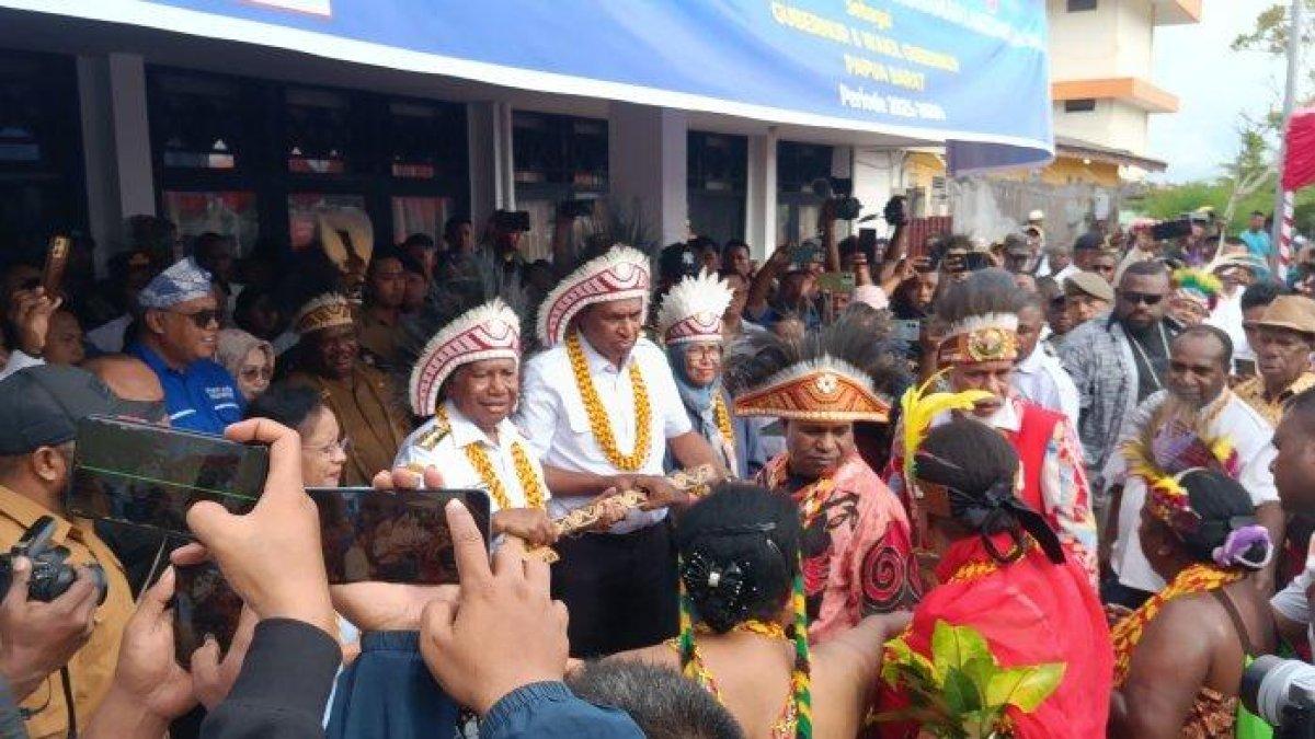 KEPALA DAERAH PAPUA - Gubernur dan Wakil Gubernur Papua Barat, Dominggus Mandacan dan Mohamad Lakotani menerima parang dalam prosesi adat Suku Arfak, saat tiba di Bandara Rendani Manokwari, Rabu (5/3/2025).