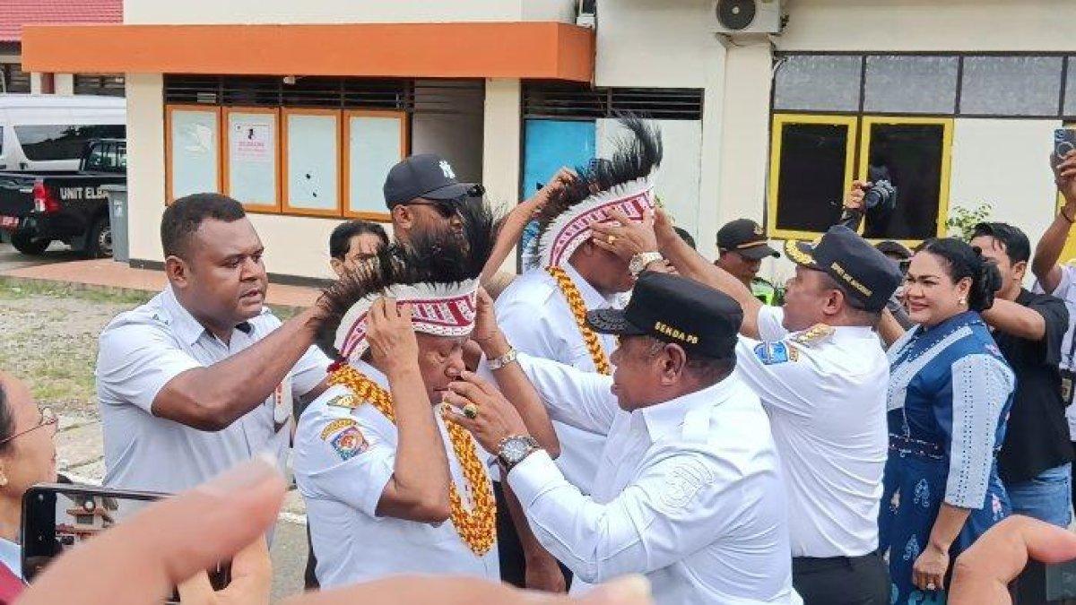 KEPALA DAERAH PAPUA - Gubernur dan Wakil Gubernur Papua Barat, Dominggus Mandacan dan Mohamad Lakotani menerima pengalungan bunga dan mahkota saat tiba di Bandara Rendani Manokwari, Rabu (5/3/2025) pagi.