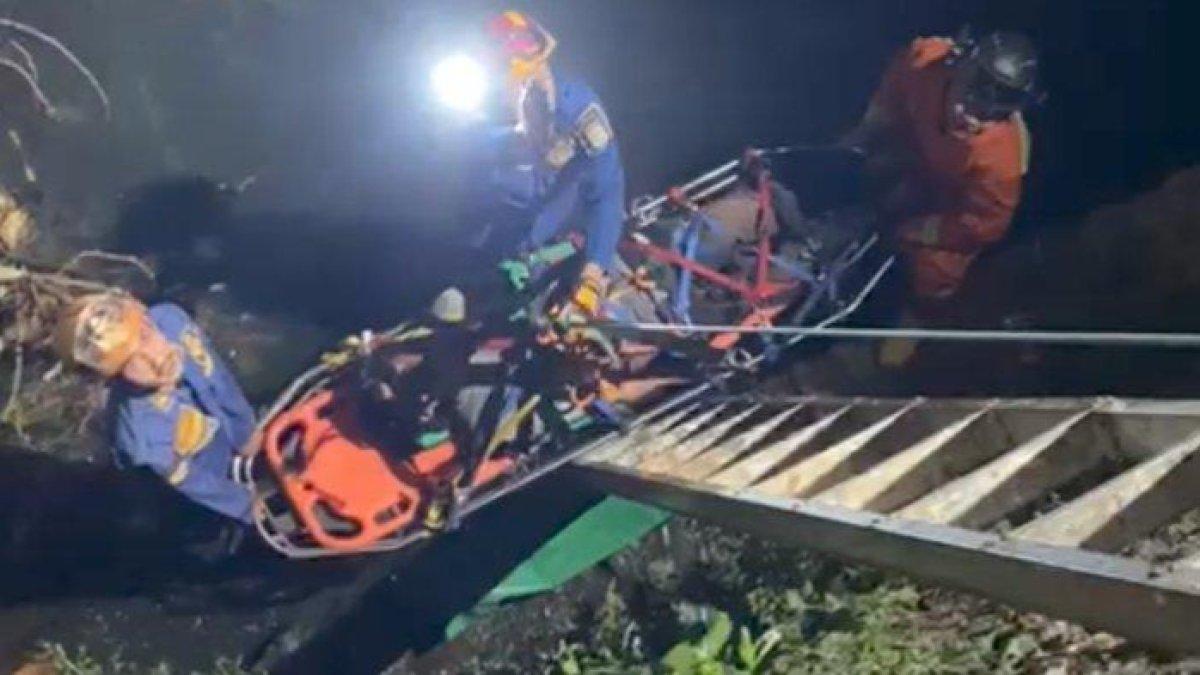 Driver ojol dan penumpang terjun ke sungai di Depok