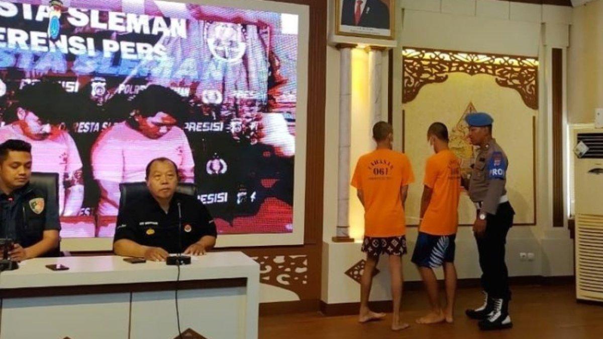 Dua dari empat pelaku penganiayaan dengan korban seorang tukang ojek di Kapanewon Tempel, Kabupaten Sleman saat dihadirkan dalam jumpa pers di Mapolresta Sleman. Dua pelaku lainya masih berusia dibawah umur