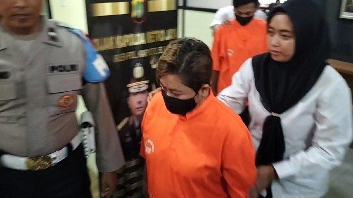 Muncikari di Bekasi yang akrab disapa Oma tega menjual pelajar ke pria hidung belang, kini memelas diringkus polisi