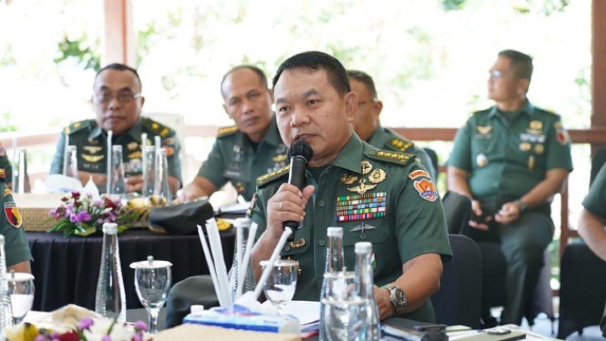 Jendral Dudung Abdurachman saat kunjungan kerja ke Asrama Inggrisan di Desa Kepatihan, Kecamatan Banyuwangi, Kabupaten Banyuwangi.