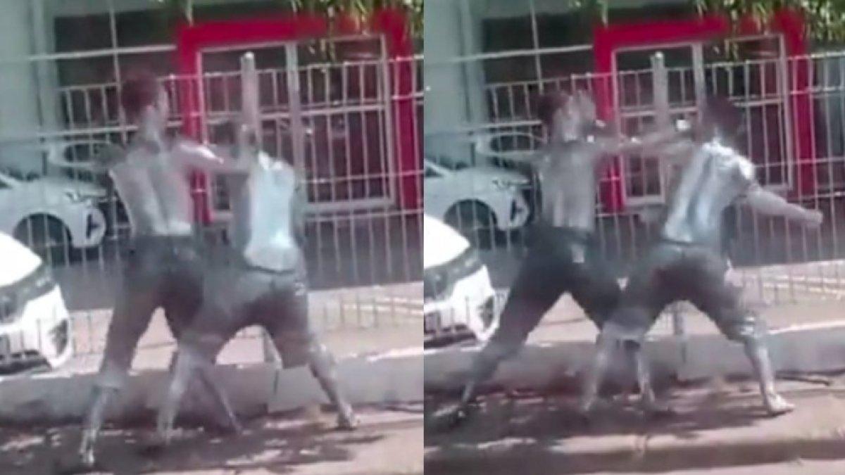 Duel sengit dua manusia silver di Banjarmasin, dikiranya lagi atraksi.