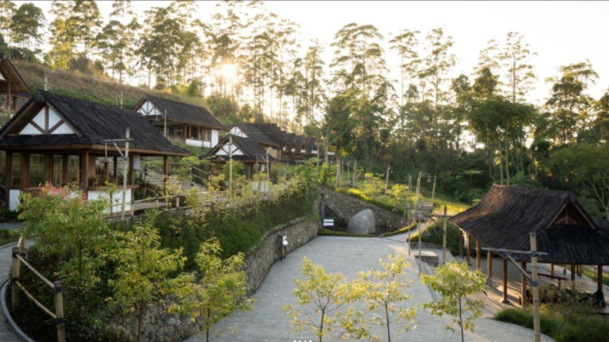 WISATA MENARIK - Potret Dusun Bambu diambil dari website pada Rabu (7/5/2025). Dusun Bambu berada di Kecamatan Cisarua, Kabupaten Bandung Barat.