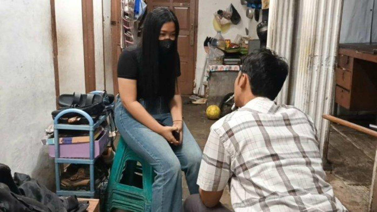 Dwi Ayu Darmawati (19) saat memberi keterangan terkait kasus penganiayaan dialami, Jakarta Timur, Jumat (13/12/2024)