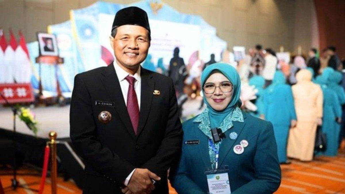 PELANTIKAN BUPATI - Hj Heni Pertiwi Edison SPd resmi menjabat Ketua Tim Penggerak Pemberdayaan Kesejahteraan Keluarga (TP PKK) Kabupaten Muara Enim periode 2025-2030. Edison sah jadi bupati Muara Enim 2025.